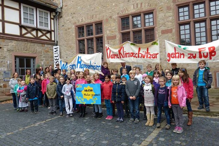 Abordnung Heppenheimer Grundschüler und deren Lehrer bei der Übergabe der gesammelten Klimameilen an Bürgermeister Rainer Burelbach im Heppenheimer Amtshof.